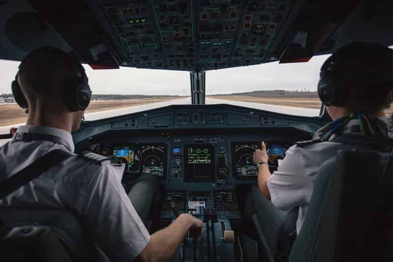 पायलट बनने के फायदे और नुकसान